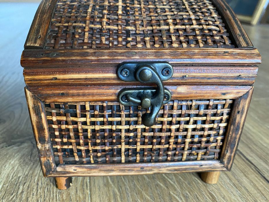 Кутийка за бижута от ратан.