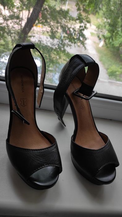 Продам кожанные босоножки 39рр