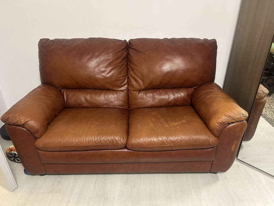 Vand  2 canapele din piele naturala, extrensibile.de 3 si 2 locuri