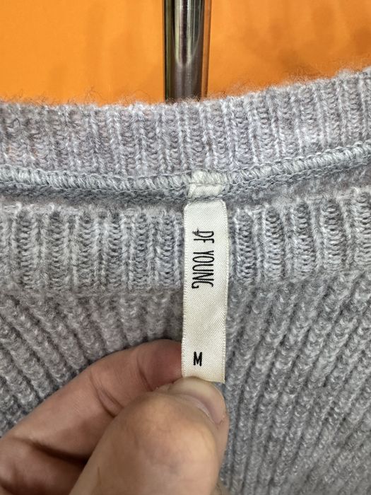 Продается женский свитер от Df young