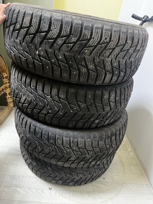 Зимние шины 235/60/16.