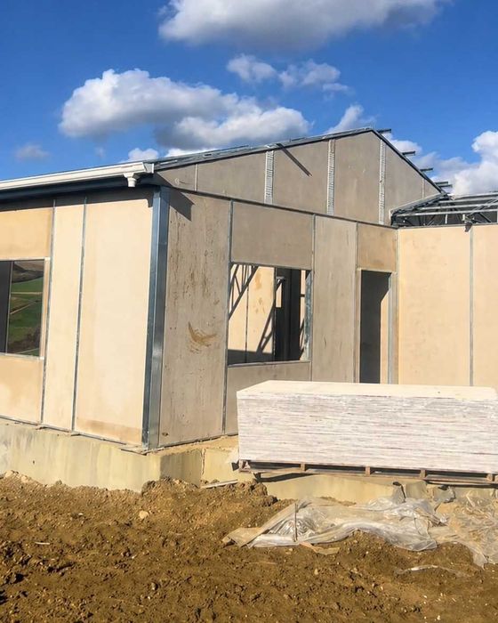 Сглобяема къща 40 м² - 8 800 € (220 €/м²). Метална конструкция от галванизирана стомана. Стени от Фиброцимент