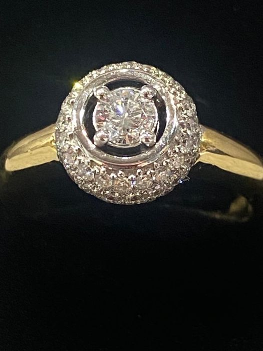 Продам золотое кольцо с бриллиантами.