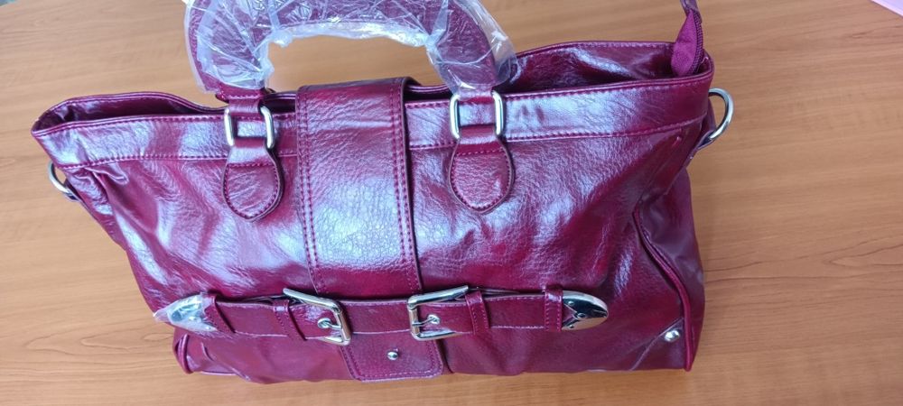 Дамска чанта от зелена еко кожа с къса и с дълга дръжка и ефектна катарама.Разпределението вътре е от две отделения и преграда с цип в средата