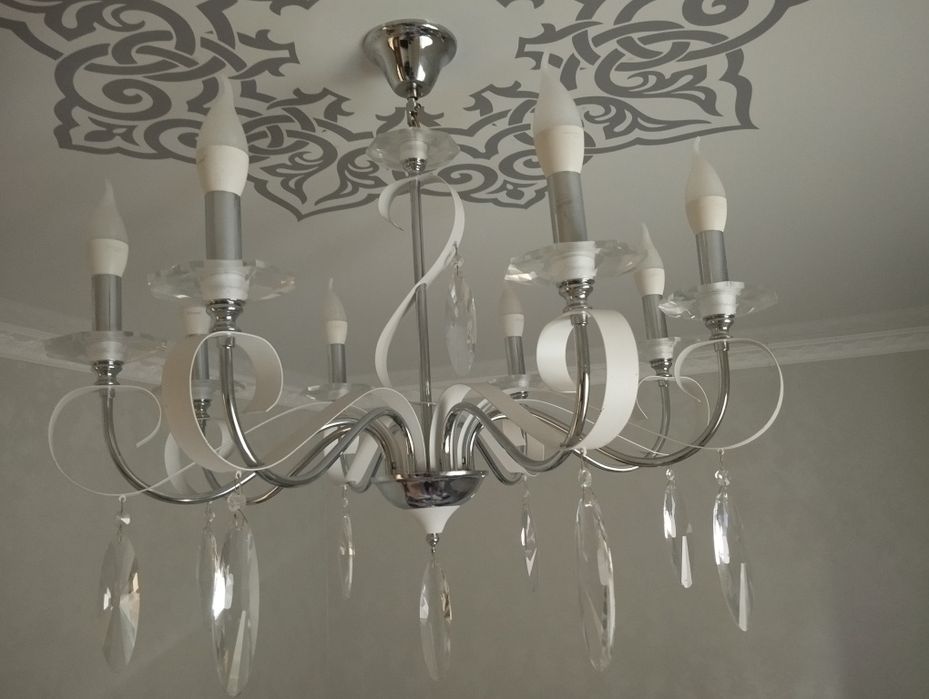 Люстра 8 лампочек