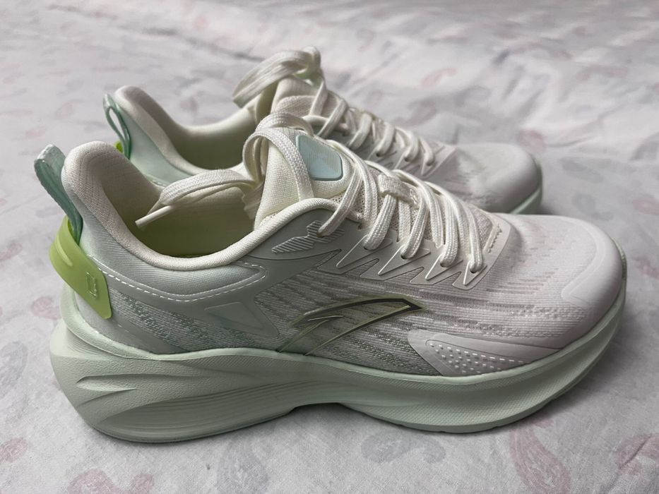 Кроссовки женские