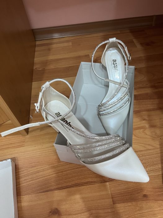 Официални бели обувки с камъни