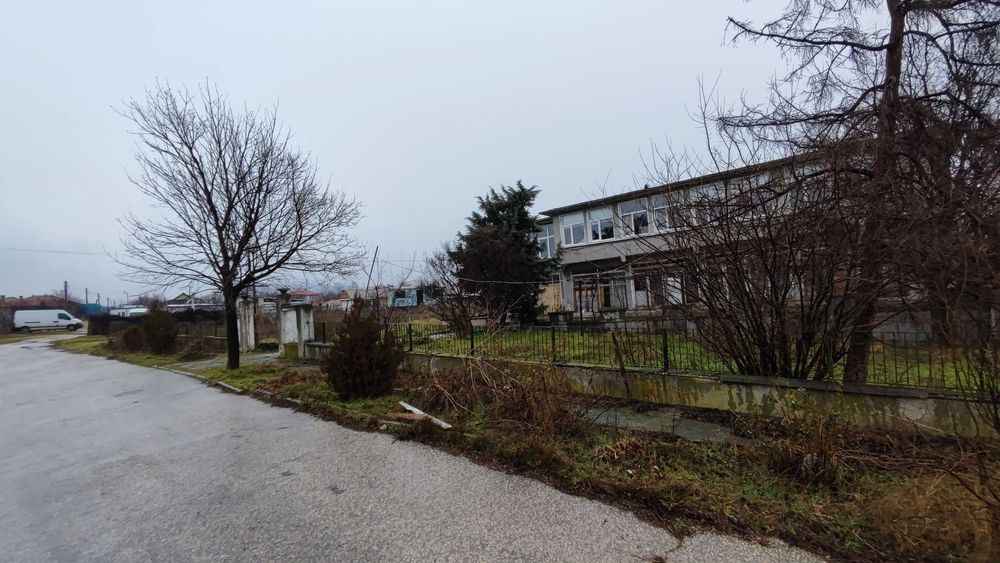 Под наем сграда 600кв.м със склад и 11 офиса терен 2.2дка