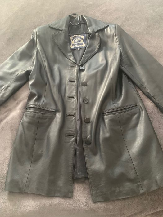 Продавам черно кожено сако