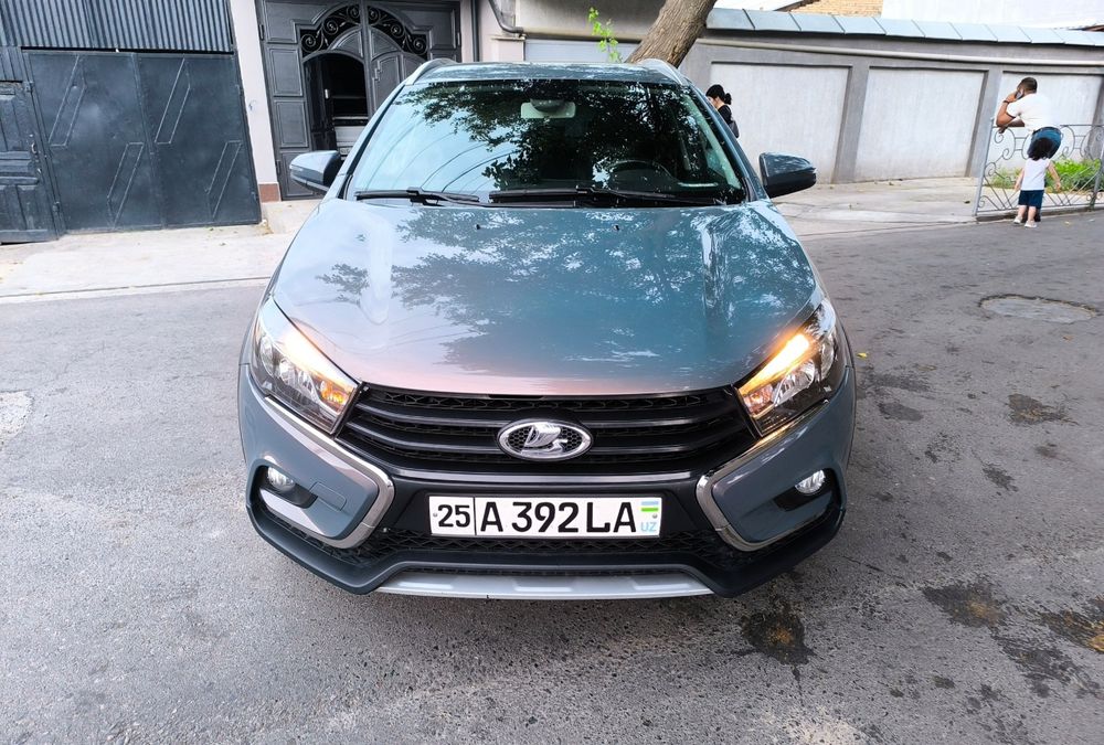 Lada vesta sw cross 1 qo'l minilgan. Kapotda kraska bor.