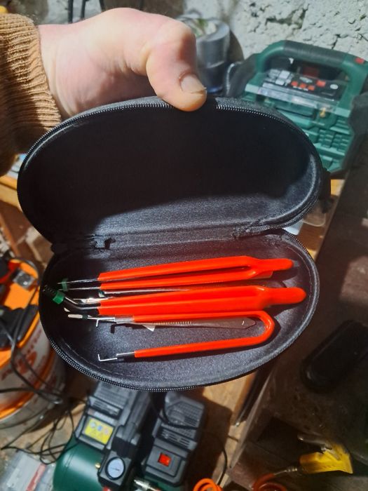 Сет за часовникари (в черната кутия със синия апарат):
​Син инструмент