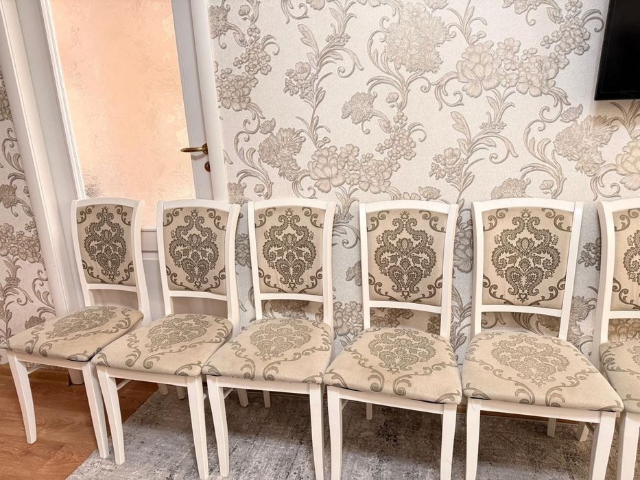 Стол со стульями