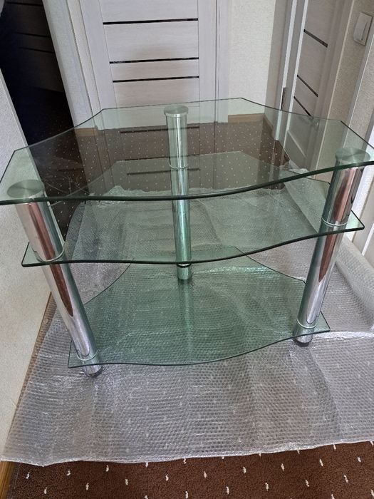 Продаётся журнальный столик стеклянный,  трёхярусный . Б/у. Размер 80/