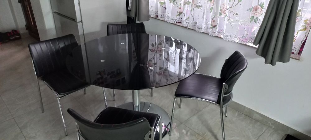 Vând masa cu scaune