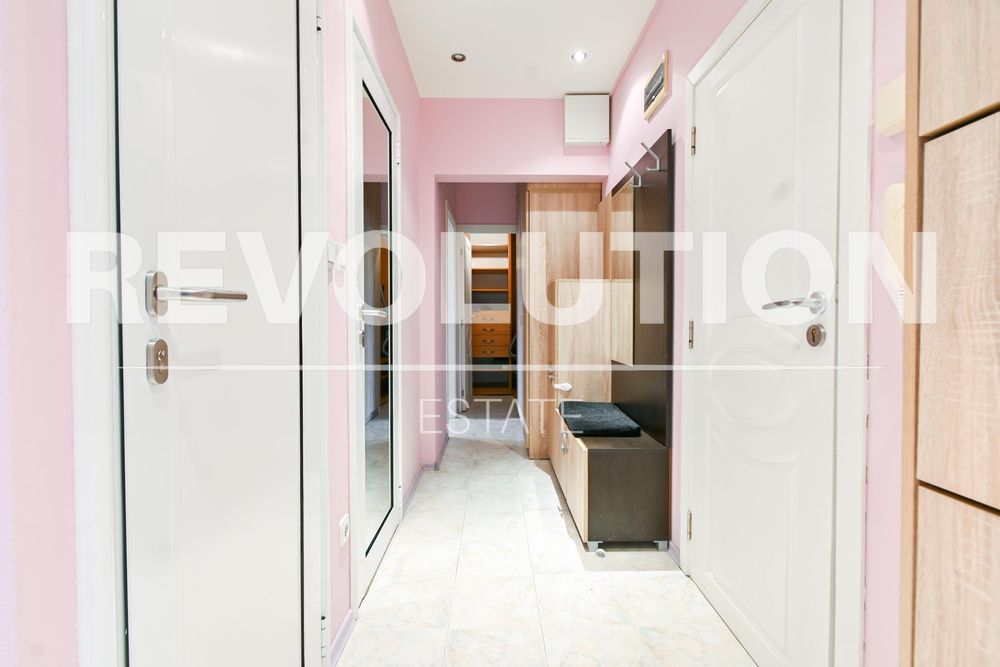 Дава се под наем Двустаен апартамент в София, Гоце Делчев - 65 кв.м за 700 € - Снимка #2