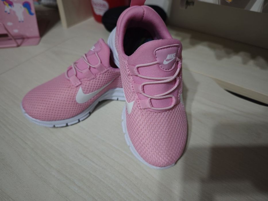 Продаю новые кроссовки для девочек