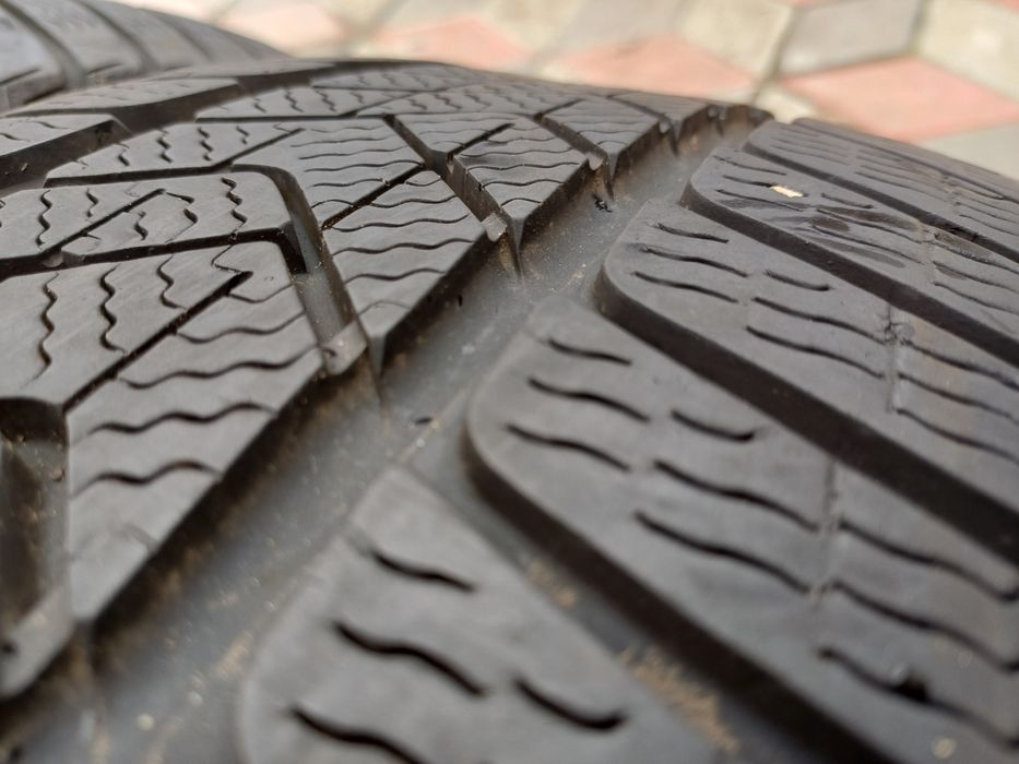 Vând 2 anvelope de iarna 225 50 r18 PIRELLI  foarte bune