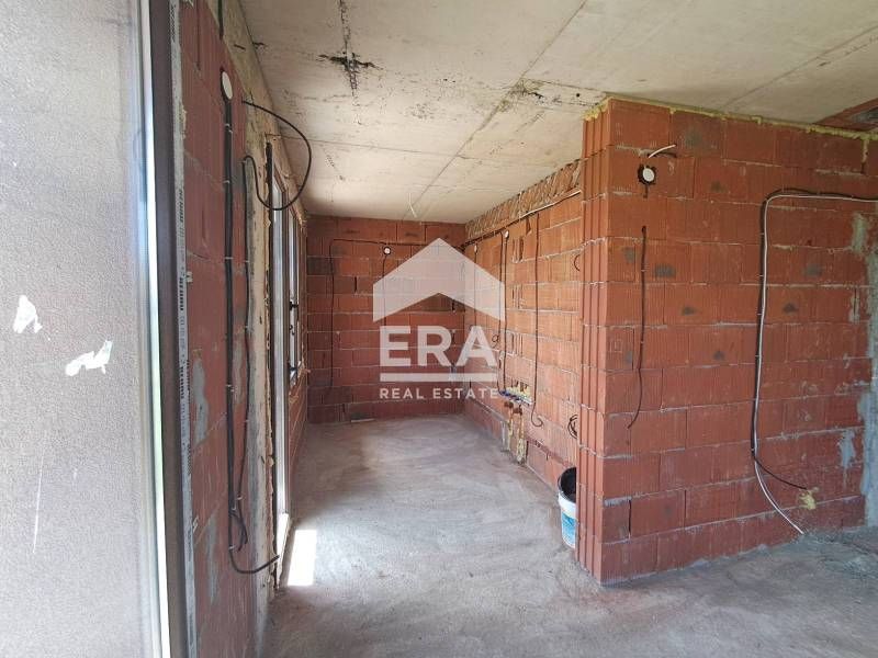 Едноетажна новопостроена къща за продажба, с три спални и двор, в с. Г