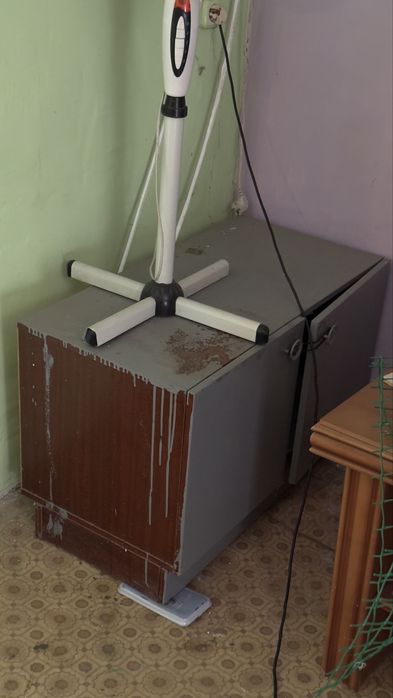 Отдам столы и тумбу даром  (без содержимого)