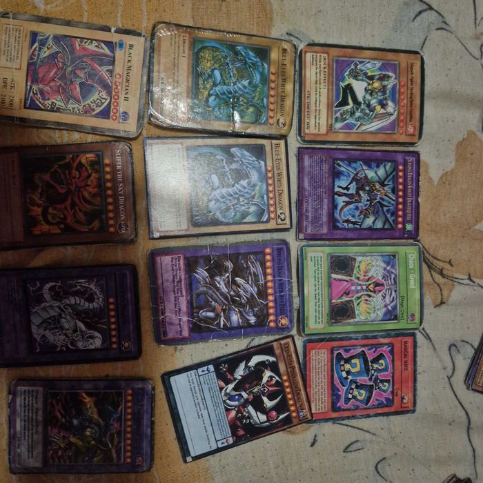 Стара кутия с Yu-Gi-Oh карти