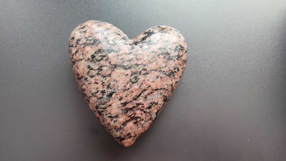 Inima din granit rosu