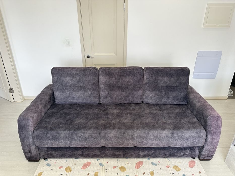 Диван трехместный