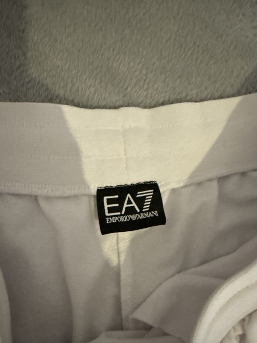 Pnataloni scurti EA7