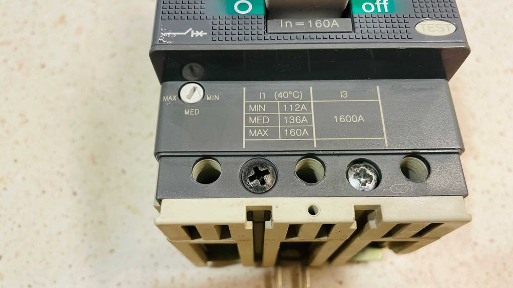 Intrerupator automat (disjunctor - usol) XT1B 160 TMD 160-1600 3P FF