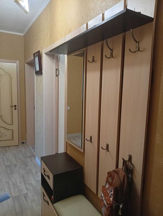 Шкаф и тумбочка с зеркалом