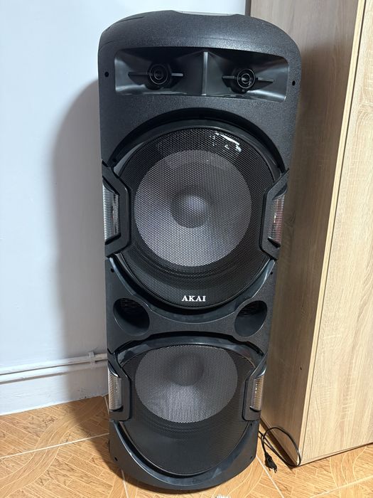 Boxa Akai se aude puternic