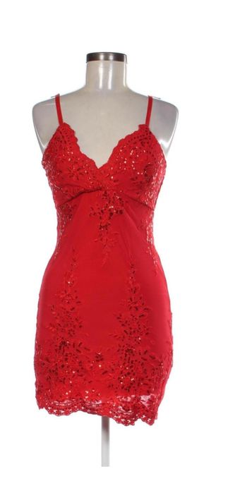 Червена къса рокля