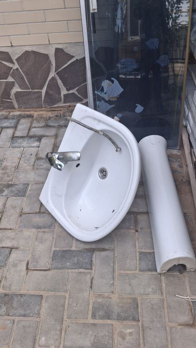 Продам унитаз.Раковину.Душ кабину.