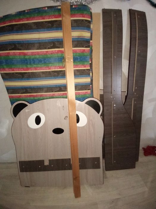 Продам кровать.Имеется матрас.