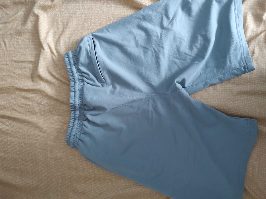 Vând pantaloni scurți nike