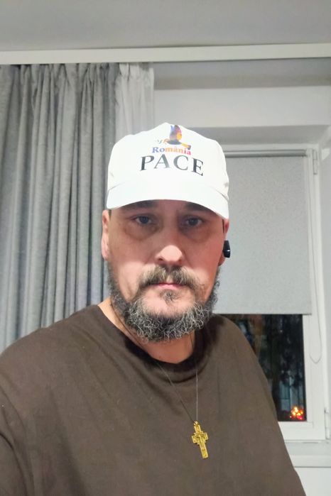 Șepci albe cu mesajul PACE