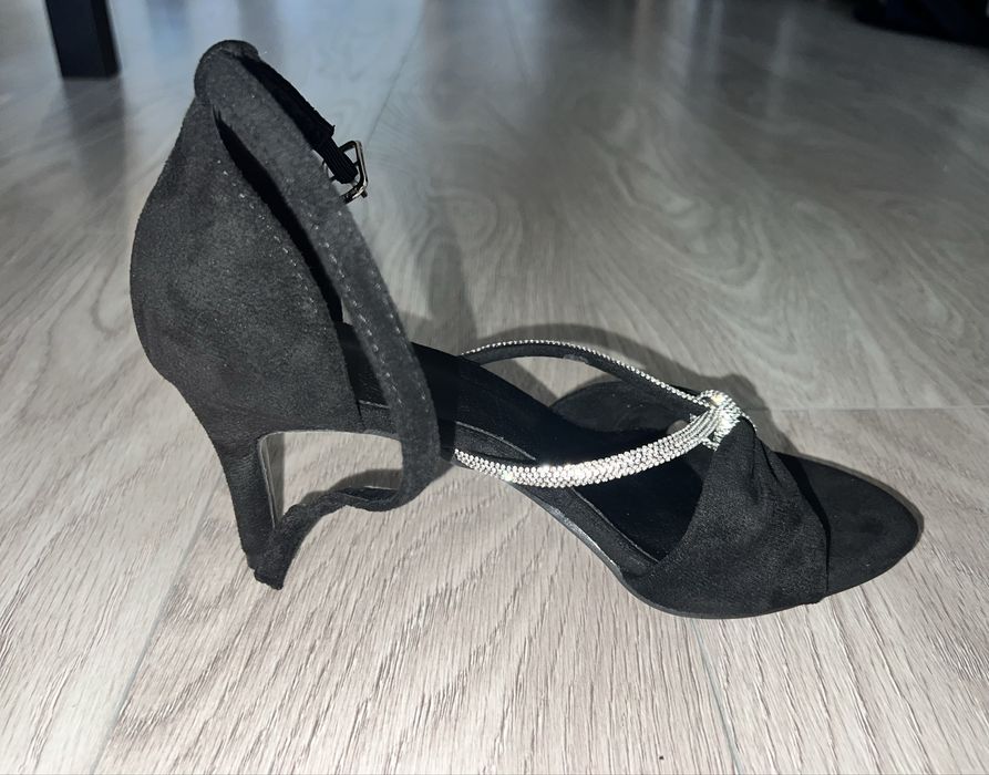 Sandale negre cu baretǎ argintie