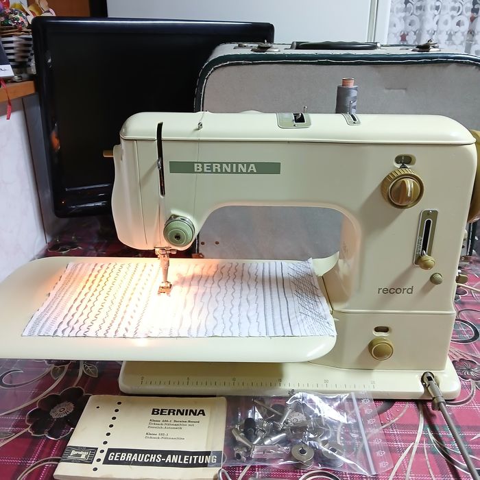 Masina de cusut BERNINA 530-1 în totalitate din metal