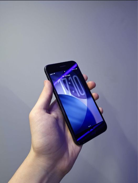 Продам Айфон SE 2020