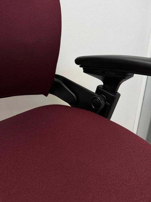 Refurbished Steelcase Leap V2 Bordeaux