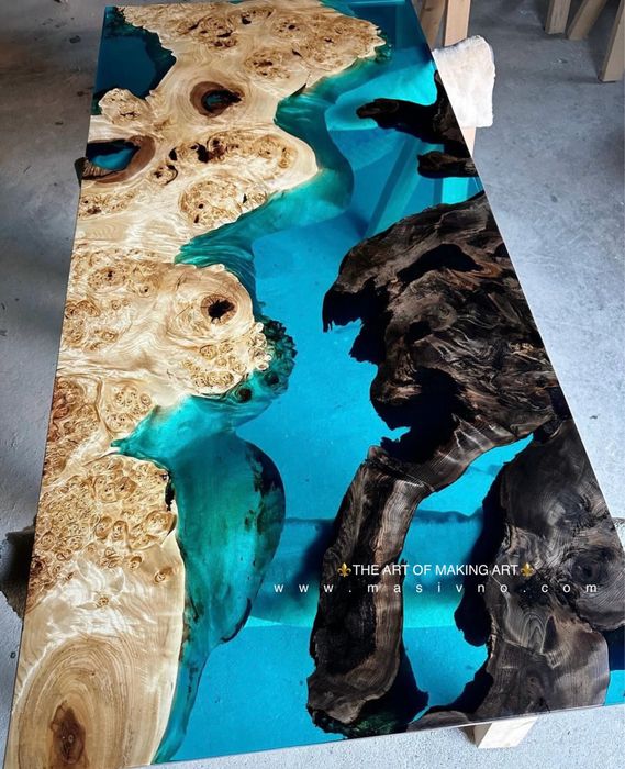 Кръгла Маса от естествено дърво и епоксидна смола.