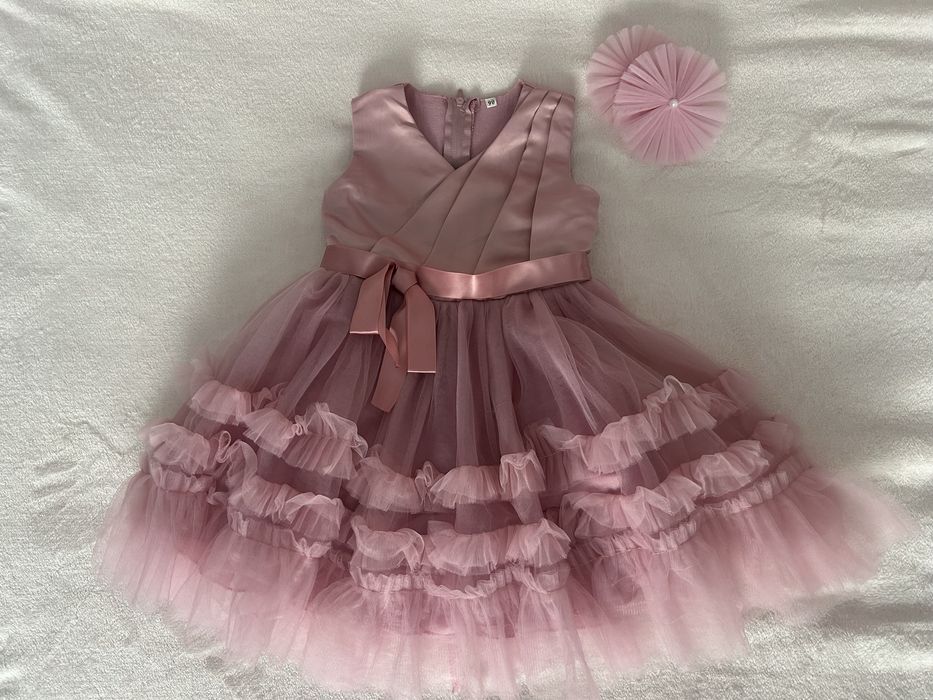 Продам красивое платье на девочку 3 4 года