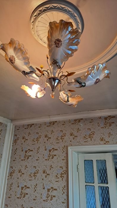 Люстра сотилади  ишлайди лампочкалари билан пульти и флешкаси билан