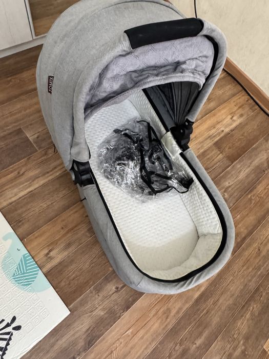 Коляска Tomix Aura