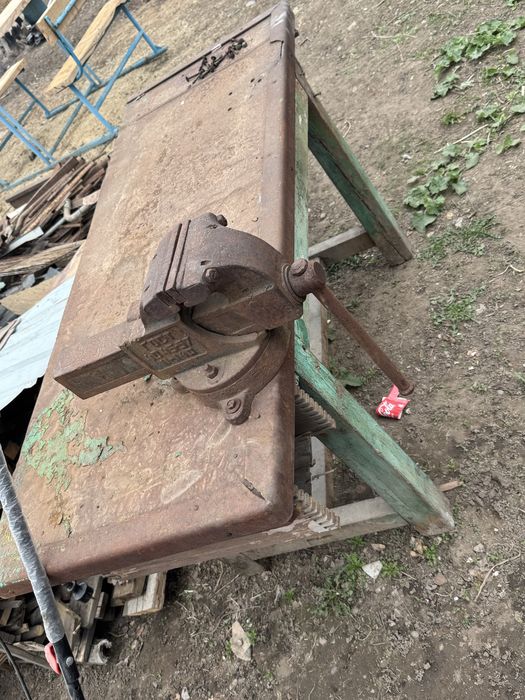 продам тиски вместе столом