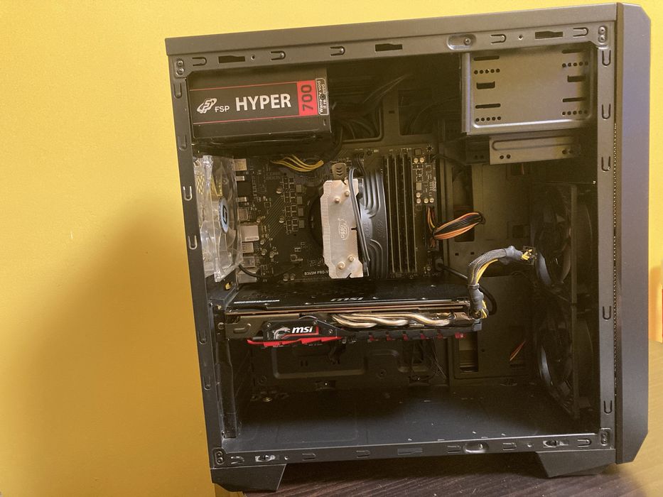 Настолен  Геймърски Компютър + Монитор + Слушалки