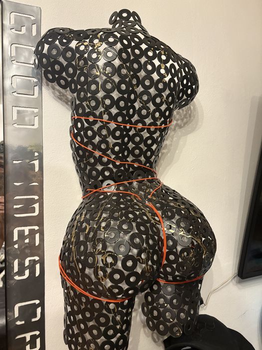 Decor metalic perfect pentru bar/cafenea