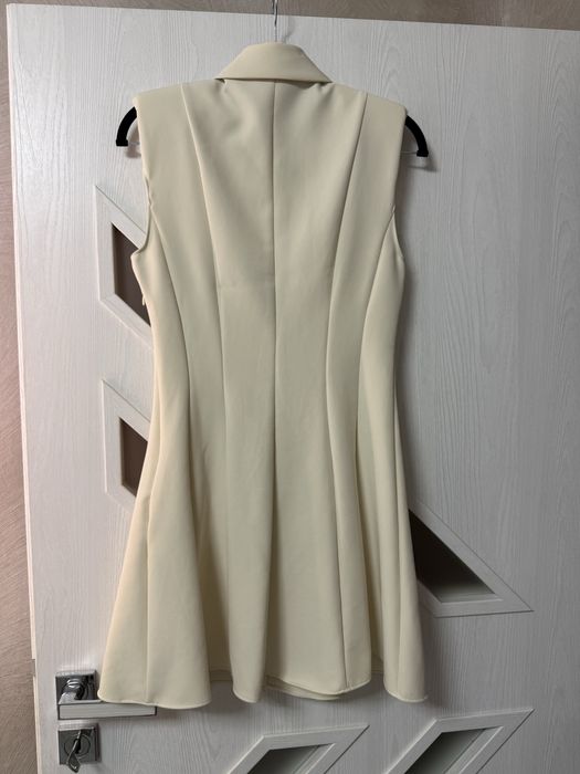 Zara страхотна бежова рокля