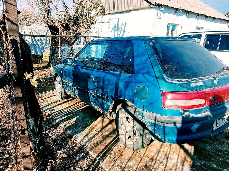 Машина Mazda 323