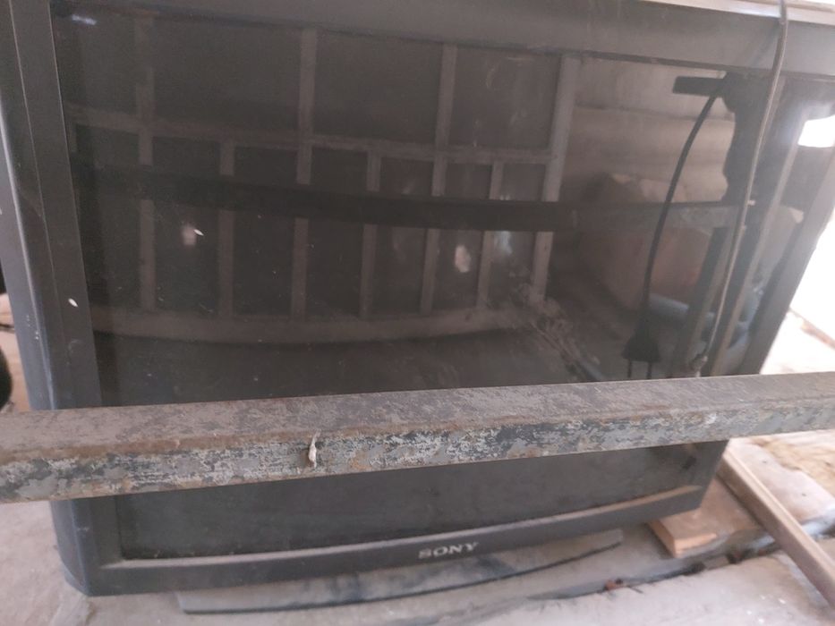 Телевизор Sony,внутри много чего есть.