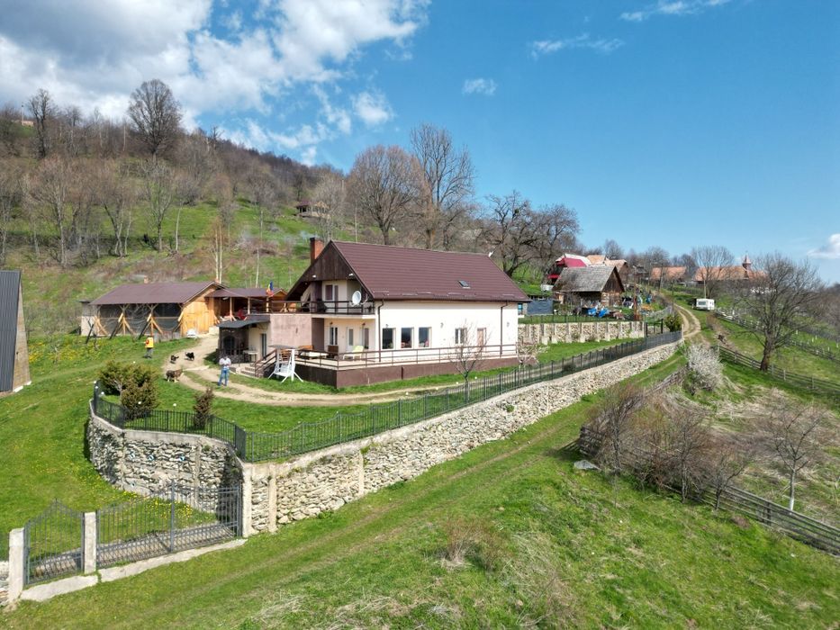 Cabană cu ciubăr de închiriat